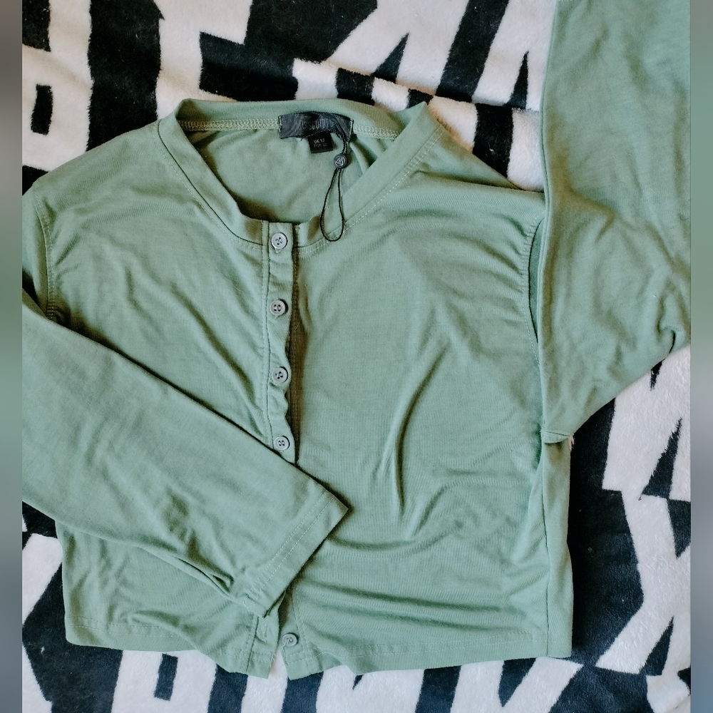 Women's Cropped button down long sleeve shirt